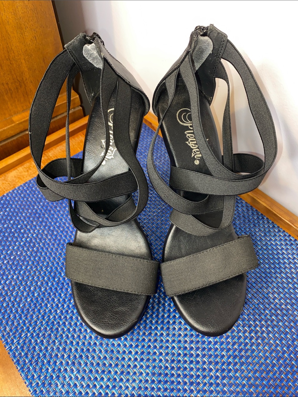 Preowned Pleaser Delight 669 Black Elastic Criss Cross Platform Heels Back Zip 9